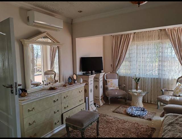 3 BEDROOM HOUSE FOR SALE IN LENASIA EXT 1